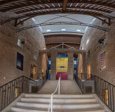 Arc-et-Senans, Fransa - 08 31 2020: Royal Saltworks of Arc-et-Senans. Müdürün evinde.