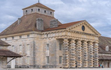 Arc-et-Senans, Fransa - 08 31 2020: Royal Saltworks of Arc-et-Senans. Müdürün evinin önünde.