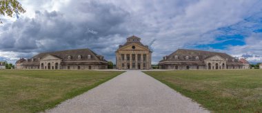 Arc-et-Senans, Fransa - 08 31 2020: Royal Saltworks of Arc-et-Senans. Binaların genel görünümü