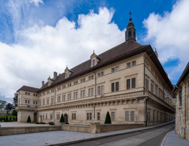 Dole, Fransa - 08 31 2020: Htel-Dieu medya kütüphanesinin görüntüsü