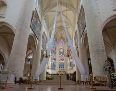 Dole, Fransa - 08 31 2020: Notre-Dame kolej kilisesinin iç görünümü