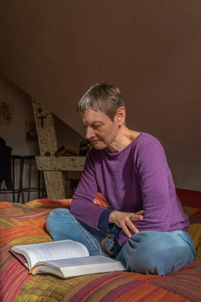 Alencon Francia 2020 Mujer Leyendo Dormitorio Sentada Una Cama — Foto de Stock