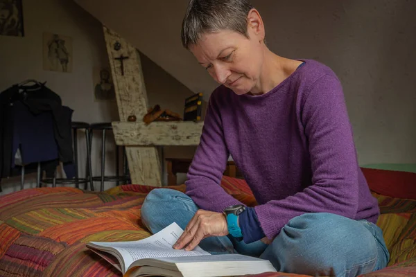 Alencon Francia 2020 Mujer Leyendo Dormitorio Sentada Una Cama — Foto de Stock