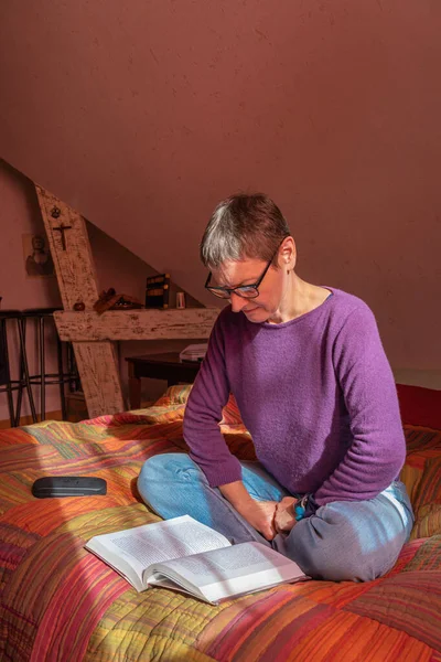 Alencon Francia 2020 Mujer Leyendo Dormitorio Sentada Una Cama — Foto de Stock