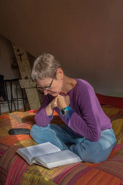 Alencon Francia 2020 Mujer Leyendo Dormitorio Sentada Una Cama — Foto de Stock