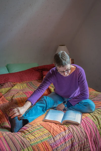 Alencon Francia 2020 Mujer Leyendo Dormitorio Sentada Una Cama — Foto de Stock
