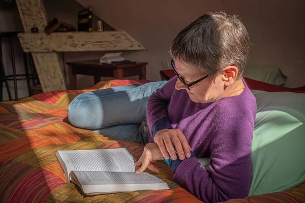 Alencon Francia 2020 Mujer Leyendo Dormitorio Sentada Una Cama — Foto de Stock