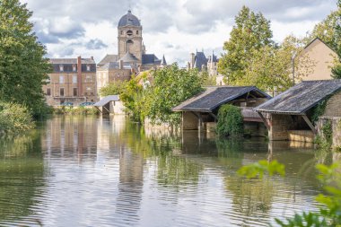Alencon, Fransa - 10 04 2020: Notre-Dame d 'Alencon Bazilikasının nehir üzerindeki yansımaları