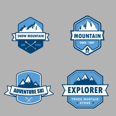 Bir dizi kayak devriyesi macerası ve logo rozetleri.