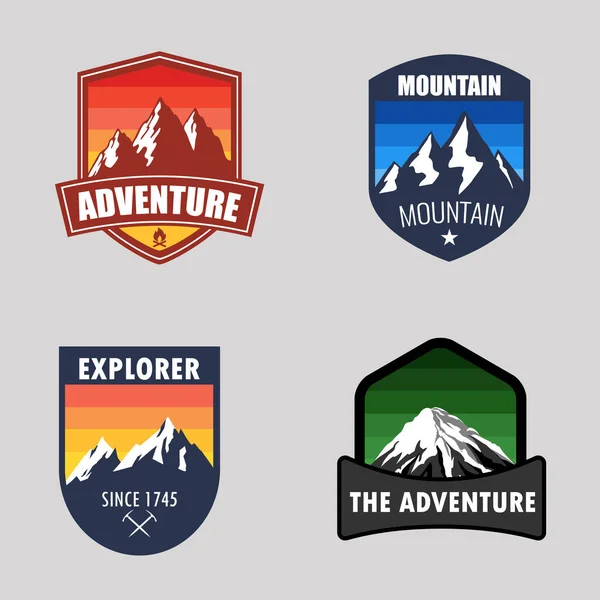 Definir Camping Emblemas Aventura Livre Emblemas Patches Logotipo Turismo Montanha — Vetor de Stock