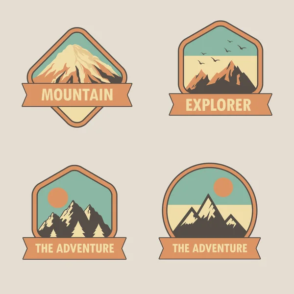 Mountain Adventure Abzeichen Reisesets Stempel Freien Logo Design — Stockvektor