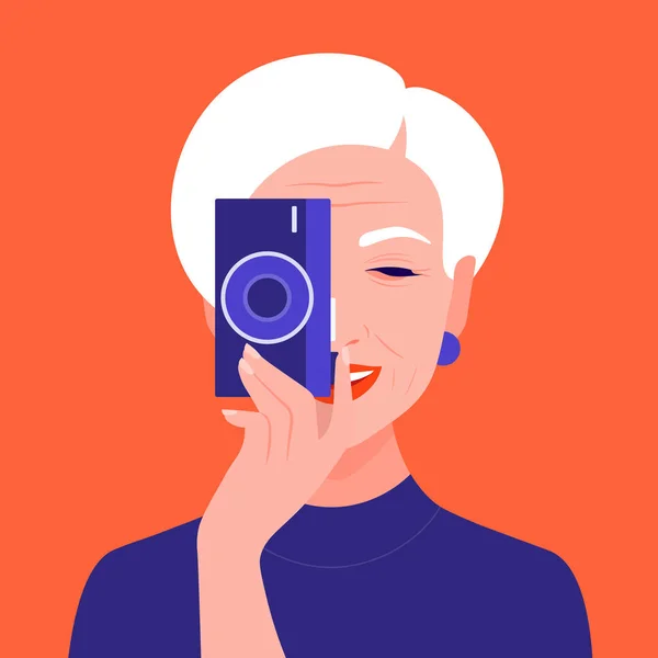 Een Oude Vrouwelijke Fotograaf Houdt Een Camera Maakt Een Foto — Stockvector