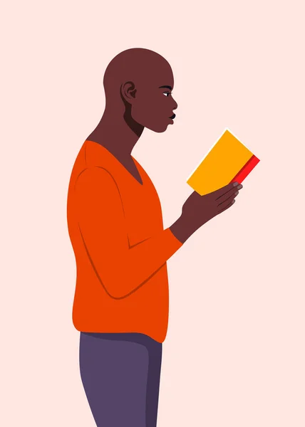 アフリカ人の男がプロフィールに立ち 本を手に持っている 本を読んでる奴大学図書館の学生ベクトルフラットイラスト — ストックベクタ