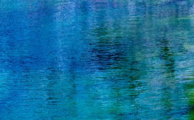 Mavi ve yeşilin farklı tonlarında su. Arkaplan resmi olarak kullanmak için ideal