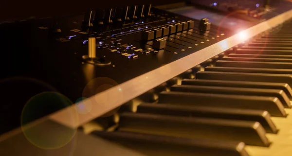 Soldan Çapraz Görüntülenen Tuşlarında Loş Işık Bulunan Elektronik Bir Klavyenin — Stok fotoğraf