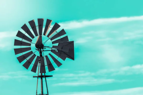Nahaufnahme Einer Mühle Zur Wassergewinnung Mit Türkisfarbenem Himmel Hintergrund — Stockfoto