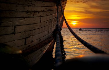 Tekne Kara Nehir Sarı Kırmızı, gökyüzü Turuncu Bulut Balık