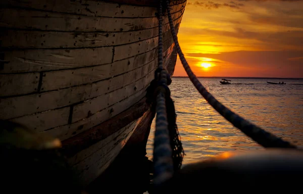 Tekne Kara Nehir Sarı Kırmızı, gökyüzü Turuncu Bulut Balık