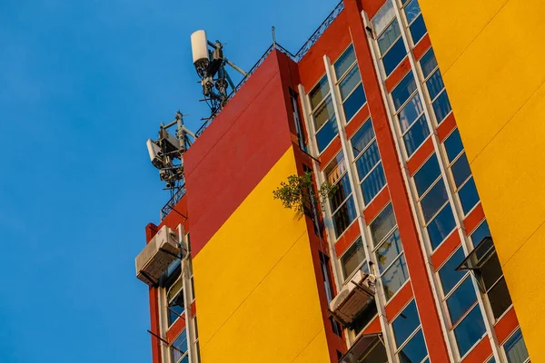 Bina Sarı Kırmızı, gök mavisi