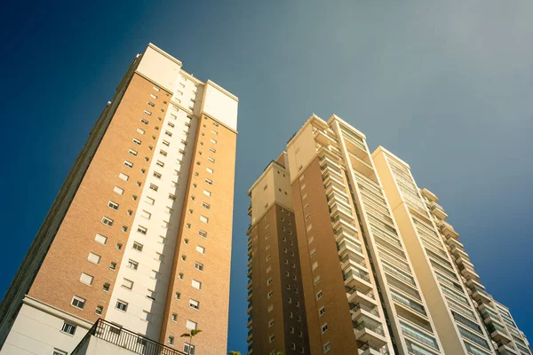 Temmuz ve Ağustos 2020, Brezilya, Brezilya, Brezilya caddesi, bina, renk, Jorge Soares, Jundiai şehri, Jundiai, gökyüzü, SP, sokak, doku, duvar, bina, şehir, gökdelen, mimari, mavi, gökyüzü, kule, yüksek, metropol, apartman, pencere, insan yok