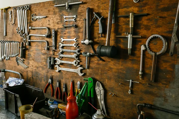 araç, çelik, çekiç, pense, ingiliz anahtarı, kimse yok, antika alet, kapalı, metal el aleti, masa, alet odası, mutfak, atölye, kapalı, ahşap, makine, endüstri, yiyecek, alet, ahşap, oturma, kıskaç, retro, oda, torna, eski, plaka, tesisat, demir