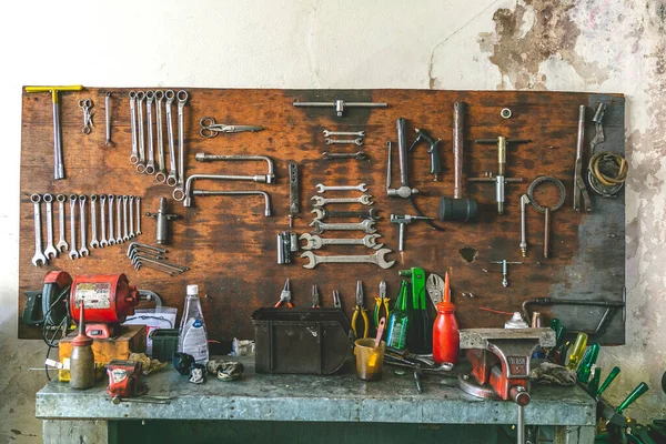 araç, çelik, çekiç, pense, ingiliz anahtarı, kimse yok, antika alet, kapalı, metal el aleti, masa, alet odası, mutfak, atölye, kapalı, ahşap, makine, endüstri, yiyecek, alet, ahşap, oturma, kıskaç, retro, oda, torna, eski, plaka, tesisat, demir