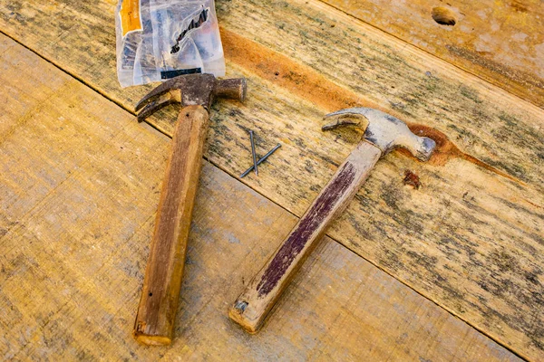 Martelos, pregos, canteiro de obras em Jundia, julho de 2020