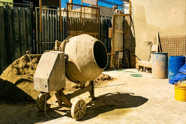 tekerlek, eski, kova, araç, tahta, lastik, fıçı, kirli, insan yok, beton karıştırıcı, demir ocağı, sandalye, konteyner, masa, el arabası, otomotiv lastiği, oturma, makine, bitki, oda, küçük, miğfer, sanayi, alan, sert şapka, ahşap, tuğla, paslı, yaşam, işçi, tarım