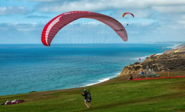 Paraglider fırlatmaya hazırlanıyor - Torrey Pines Glider, La Jolla, Kaliforniya / ABD