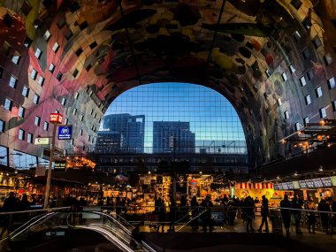 Hollanda 'nın Rotterdam kentindeki Popüler Gıda Pazarı' nda Yoğun Pazar