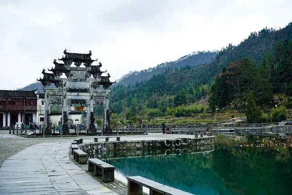 Culturale Cinese Antica Pagoda Punto Riferimento Lungo Fiume Paesaggio Montano — Foto Stock