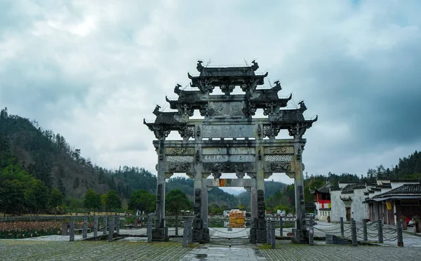 Culturale Cinese Antica Pagoda Punto Riferimento Lungo Fiume Paesaggio Montano — Foto Stock