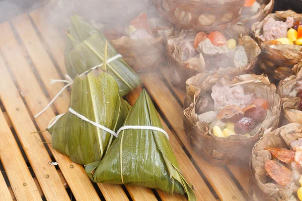 Bambu üzerinde Dragon Boat Festival pirinç hamur tatlısı için haşlanmış pirinç köfte.