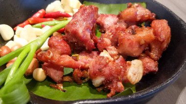 Siyah Çanak Muz Yaprağı Üzerinde Derin Kızarmış Fermente Domuz Kaburga.