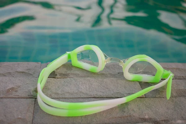Güverte yüzme havuzu dalış gözlüğü gri taş arka plan.