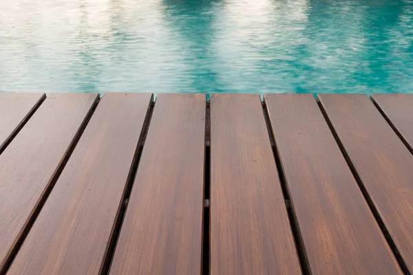 空木甲板与豪华家庭游泳池 免版税图库图片