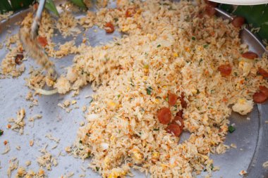 Çeşitli plaka üzerinde pişmiş gıda tavada kızartılmış pirinç.