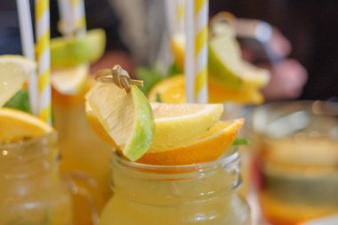 Portakal suyu ve portakal dilimi susamış bir günde açık cam.