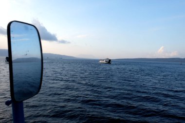 Feribot Bali Boğazı 'ndan Bali' deki Gilimanuk limanından Banyuwangi, Endonezya 'daki Ketapang limanına gidiyor..