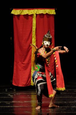 Tari Topeng Panji / Panji Geleneksel Dans. Malang, Doğu Java, Endonezya 'dan geleneksel maske dansı 