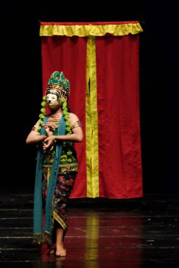 Tari Topeng Panji / Panji Geleneksel Dans. Malang, Doğu Java, Endonezya 'dan geleneksel maske dansı 