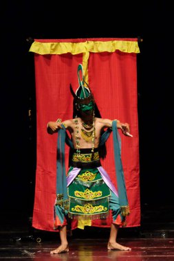 Tari Topeng Panji / Panji Geleneksel Dans. Malang, Doğu Java, Endonezya 'dan geleneksel maske dansı 