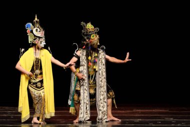 Tari Topeng Panji / Panji Geleneksel Dans. Malang, Doğu Java, Endonezya 'dan geleneksel maske dansı 