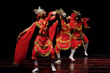 Tari Topeng Panji / Panji Geleneksel Dans. Malang, Doğu Java, Endonezya 'dan geleneksel maske dansı 