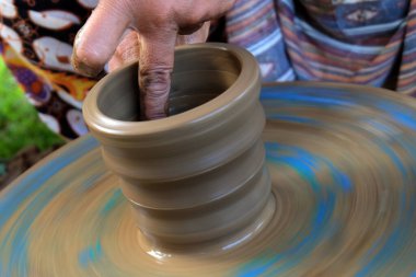 Çömlek tekerindeki ıslak çamurdan toprak malzemesi yapmak için geleneksel bir yöntem..