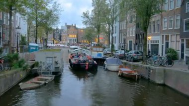 Amsterdam, Hollanda - Ocak, 2017: Kanal Amsterdam, Hollanda