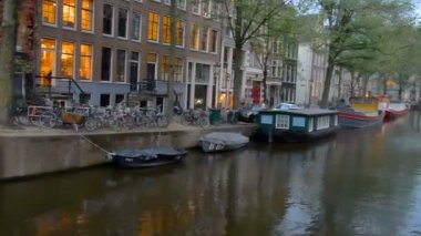 Amsterdam, Hollanda - Ocak, 2017: Kanal Amsterdam, Hollanda