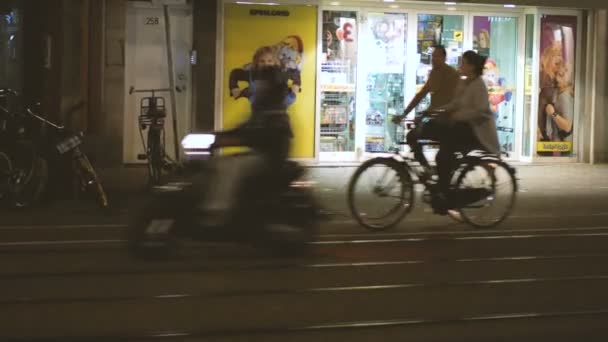 Амстердам Нидерланды Январь 2017 Пара Велосипедах Амстердаме Нидерланды — стоковое видео
