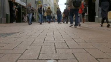 Amsterdam, Hollanda - Ocak, 2017: İnsanlar sokakta Amsterdam, Hollanda