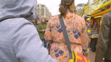 Amsterdam, Hollanda - Ocak, 2017: İnsanlar sokakta, Amsterdam, Hollanda